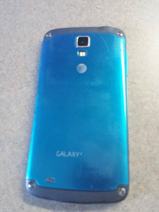 اسمارت فون سامسونگ Galaxy S4 Active پس از ورود به ماشين چمن زني همچنان کار مي کند ! 1