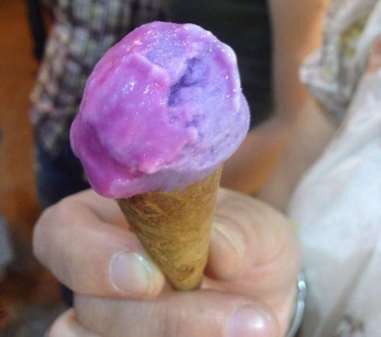تولید بستنی که موقع خوردن رنگ عوض می کند