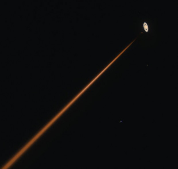 شلیک اشعه لیزر از زمین به سیاره زیبا و اسرار آمیز زحل 1