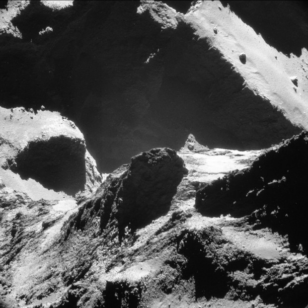 فضاپیمای روزتا تصاویری جدید از سطح دنباله‌دار چوریومف به زمین ارسال کرد 1