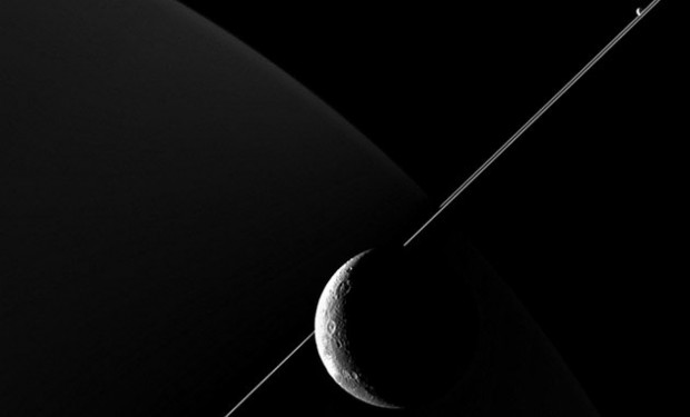 تصاویر شگفت انگیز فضاپیمای کاسینی از قمر دیونه سیاره زحل 1