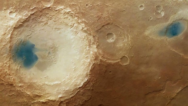 تصویری از مریخ که لکه هایی آبی رنگ شبیه به دریاچه ای از آب مایع را نشان می دهد ! 1