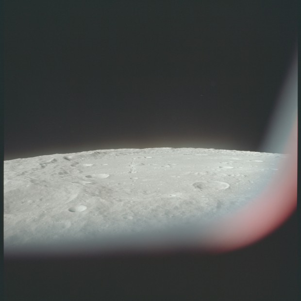 تصویر یک شی‌ء ناشناس پرنده در عکس های رسمی ناسا از ماموریت آپولو ! 1