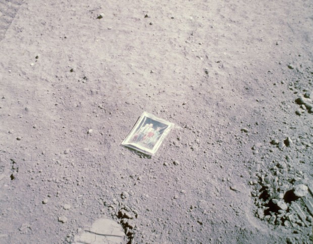 ماجرای عکس خانوادگی فضانورد آمریکایی که در ماه جا گذاشته شد!! 1