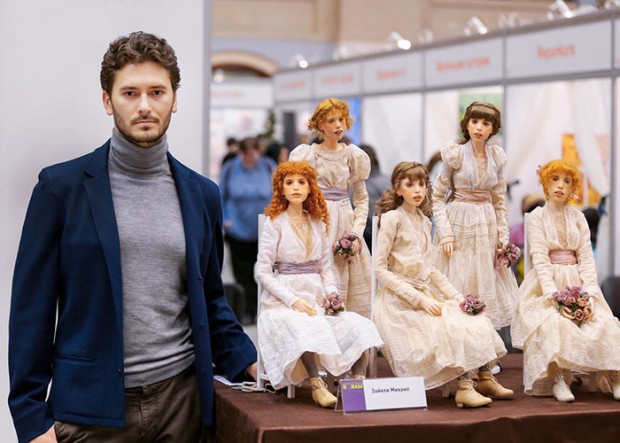Michael Zajkov در کنار عروسک هایش