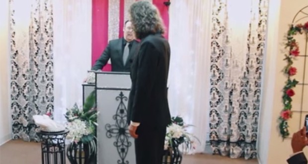<a href='http://1digimag1.niloblog.com/p/8/'>تماشا</a> کنید: ازدواج یک مرد با آیفون خود در شهر لاس وگاس آمریکا!