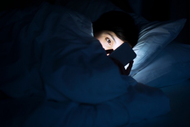 خیره شدن به تلفن همراه در تخت خواب می‌تواند باعث نابینایی موقت شود 1