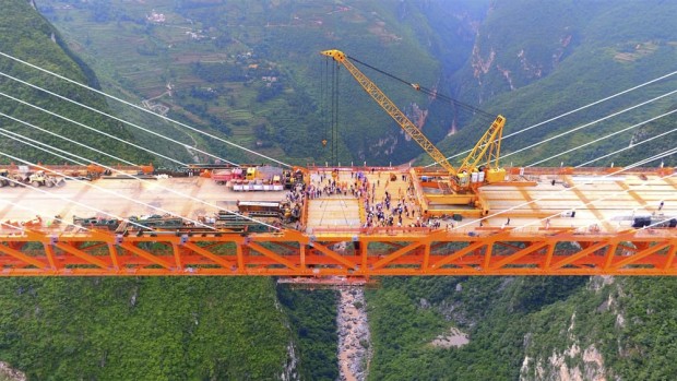 چینی ها به زودی لذت رانندگی بر روی مرتفع ترین پل جهان را تجربه خواهند کرد