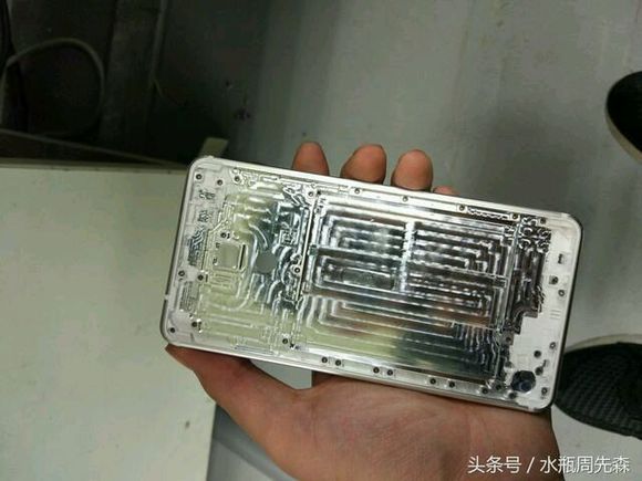 http://gadgetnews.ir/wp-content/uploads/2016/11/Alleged-back-panel-of-an-upcoming-Nokia-branded-Android-phone-3.jpg
