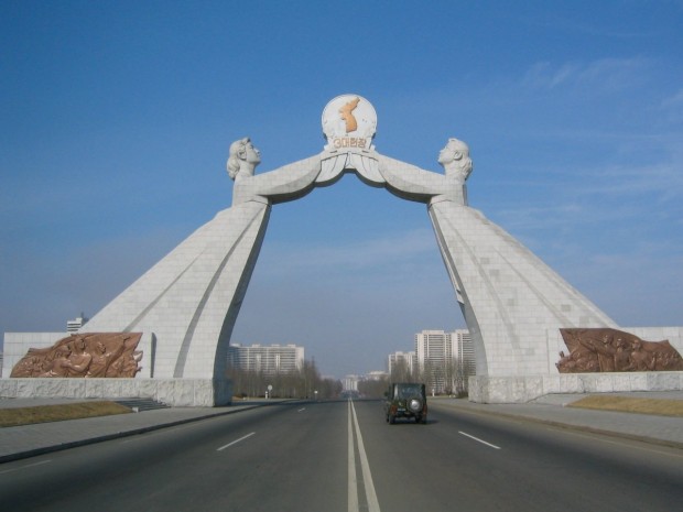 تصاویری جالب و عجیب از بناهای عظیم کره شمالی -Arch of Reunification