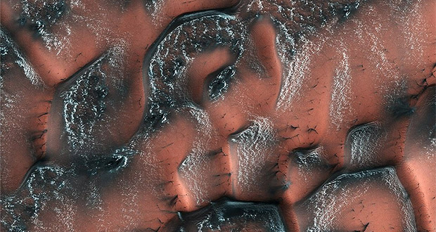 ثبت نمایی حیرت انگیز از بارش برف در سیاره مریخ 1