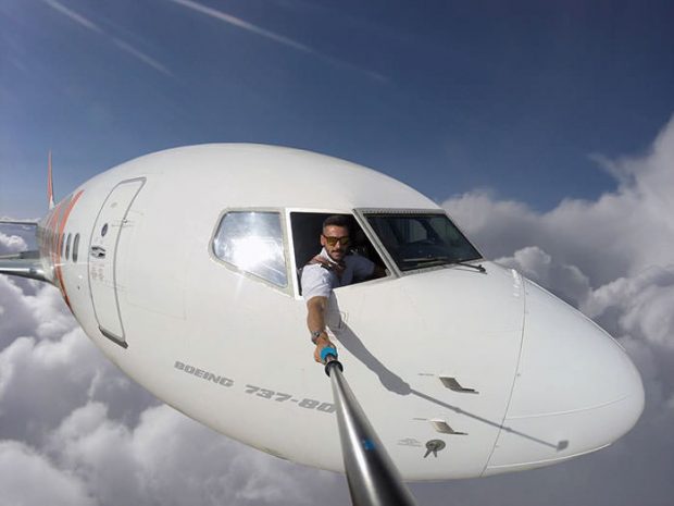 داستان دست به دست شدن سلفی های خطرناک یک خلبان با هواپیما در آسمان