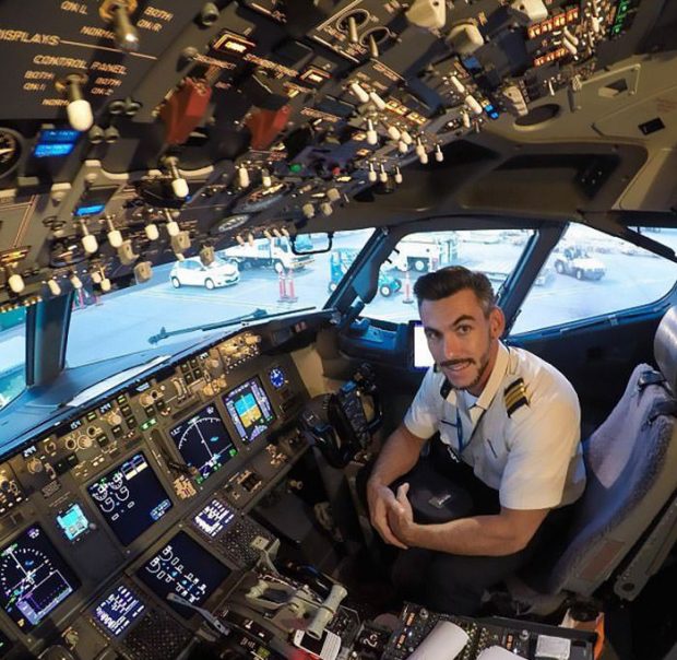 داستان دست به دست شدن سلفی های خطرناک یک خلبان با هواپیما در آسمان