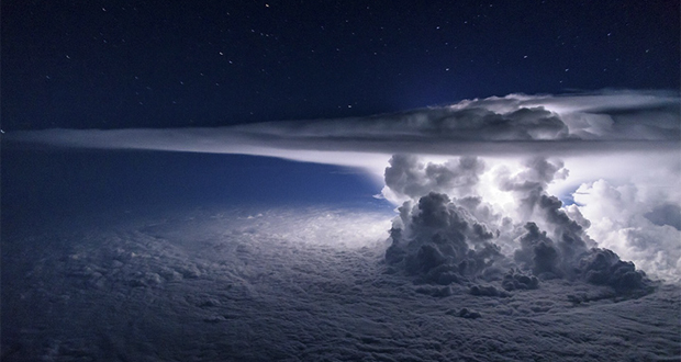 این تصویر فوق‌العاده از طوفان را یک خلبان از ارتفاع ۱۱ کیلومتری ثبت کرده است!