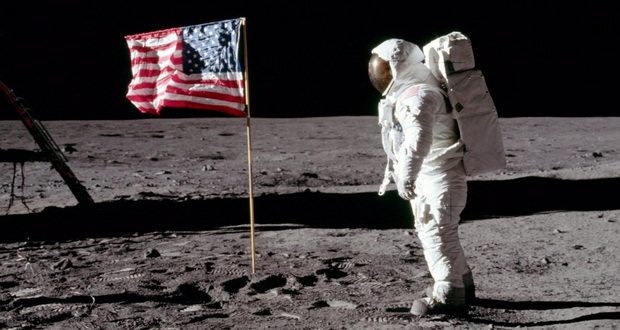 فروش تجهیزات فضانوردی برنامه فضایی آپولو هم‌زمان با چهل و هشتمین سالگرد فرود بر ماه