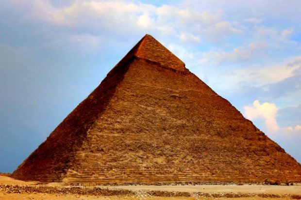 هرم جیزه ،‌ بزرگ‌ترین سازه اهرام مصر کج ساخته شده است!